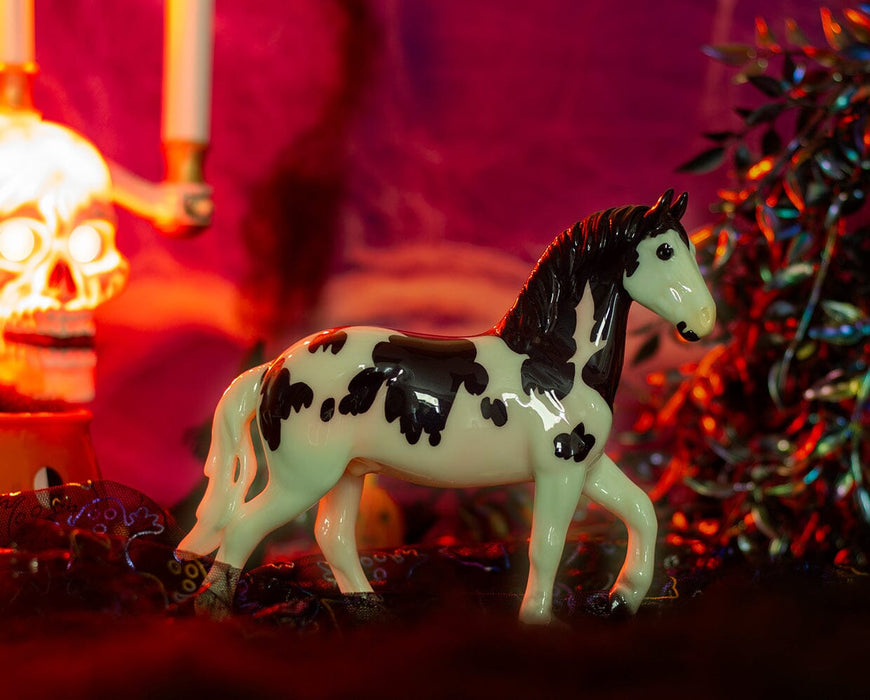 Draftula | 2024 Freedom Series Halloween Horse in a Halloween scene with a skull lamp. The model is glowing, facing right